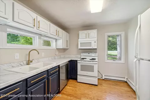 Kitchen - 10 E Sherwood Rd, Williamston, MI 48895 photo 4 of 4