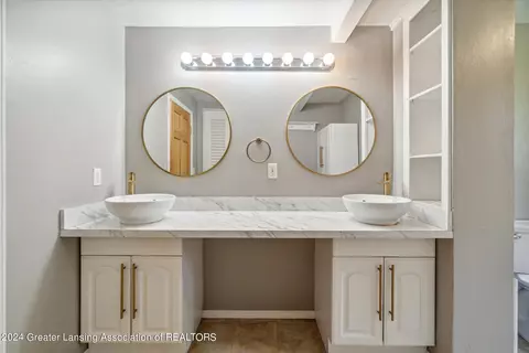 Bath - 10 E Sherwood Rd, Williamston, MI 48895 photo 3 of 3