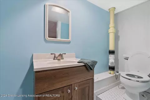 Bath - 2211 Devonshire Ave, Lansing, MI 48910 photo 2 of 2