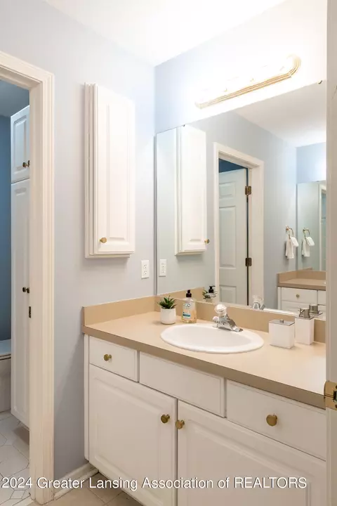 Bath - 3580 Chippendale Dr, Okemos, MI 48864 photo 9 of 12