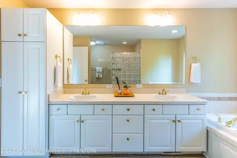 Bath - 3580 Chippendale Dr, Okemos, MI 48864 photo 3 of 12
