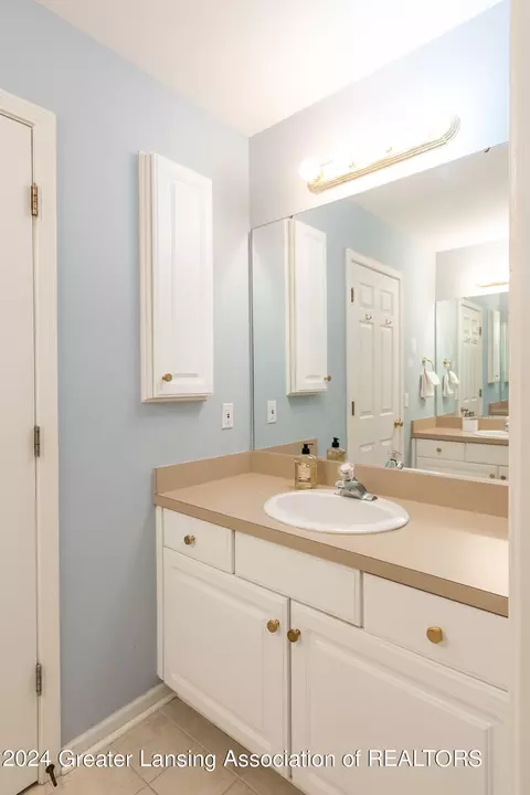 Bath - 3580 Chippendale Dr, Okemos, MI 48864 photo 10 of 12