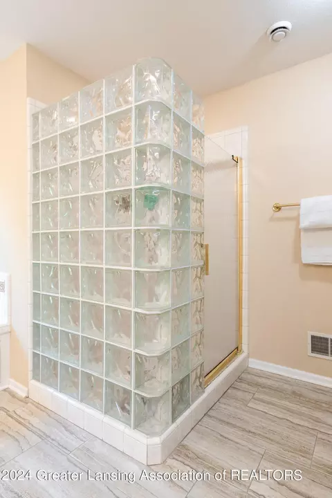 Bath - 3580 Chippendale Dr, Okemos, MI 48864 photo 7 of 12