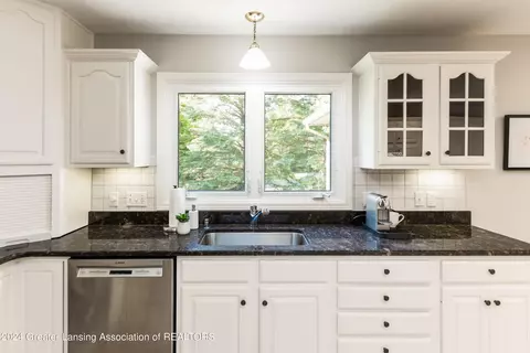 Kitchen - 3580 Chippendale Dr, Okemos, MI 48864 photo 4 of 5
