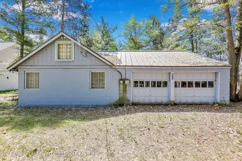 200 Flag Point Dr, Roscommon, MI 48653