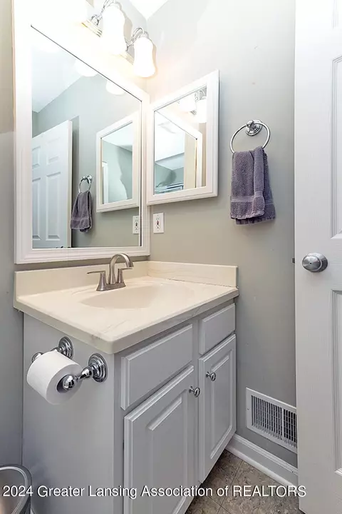 Bath - 5704 Shaw St #4, Haslett, MI 48840 photo 4 of 6