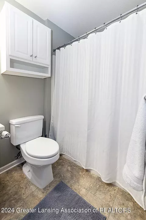 Bath - 5704 Shaw St #4, Haslett, MI 48840 photo 3 of 6