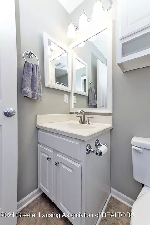 Bath - 5704 Shaw St #4, Haslett, MI 48840 photo 2 of 6