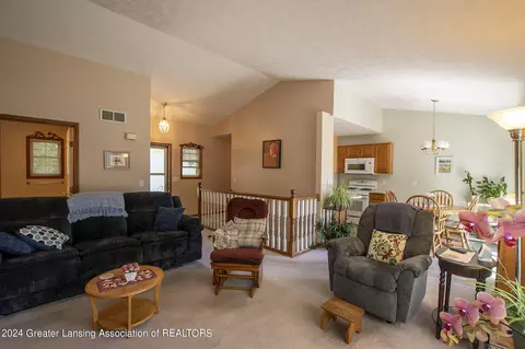 10098 Deblind Cir, Dimondale, MI 48821 photo 4