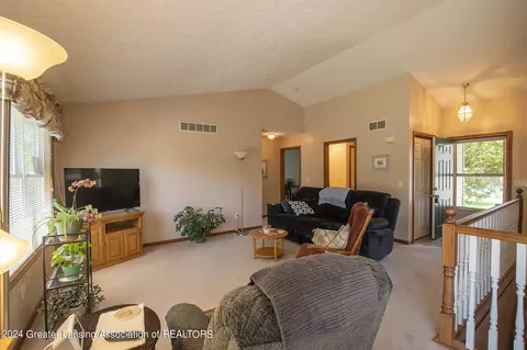 10098 Deblind Cir, Dimondale, MI 48821 photo 2