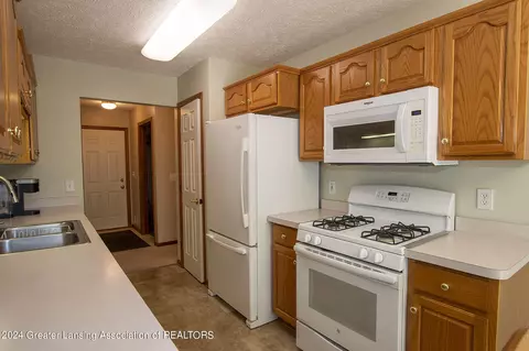 10098 Deblind Cir, Dimondale, MI 48821 photo 8