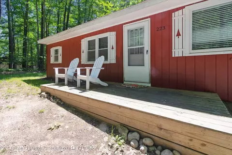 Exterior - 223 Pingree St, Roscommon, MI 48653 photo 4 of 9