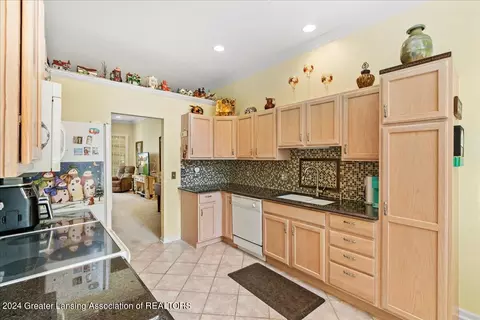 Kitchen - 903 Oak Brook Dr, Jackson, MI 49203 photo 2 of 4