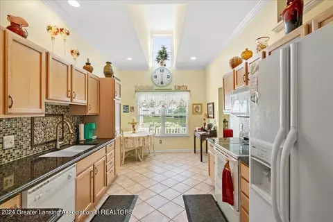 Kitchen - 903 Oak Brook Dr, Jackson, MI 49203 photo 4 of 4