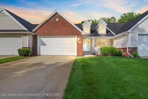 903 Oak Brook Dr, Jackson, MI 49203