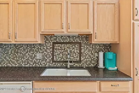 Kitchen - 903 Oak Brook Dr, Jackson, MI 49203 photo 3 of 4