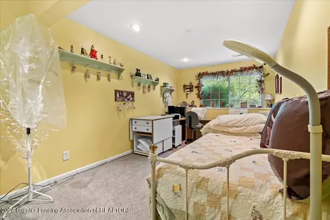 Bedroom - 903 Oak Brook Dr, Jackson, MI 49203 photo 3 of 3