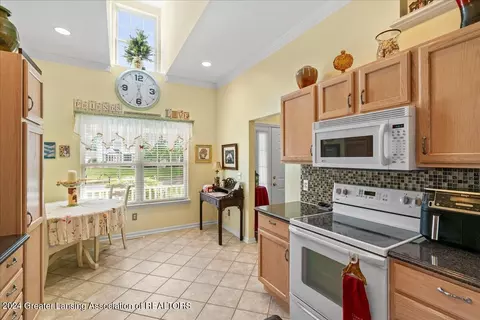 Kitchen - 903 Oak Brook Dr, Jackson, MI 49203 photo 1 of 4