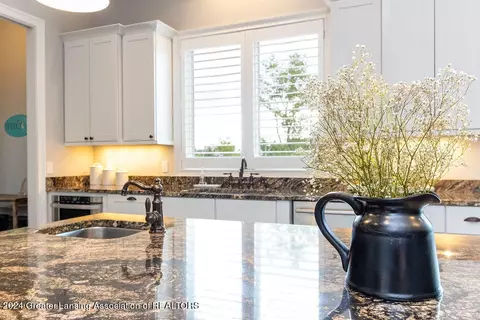 Kitchen - 11880 Murano Dr, Dewitt, MI 48820 photo 6 of 14