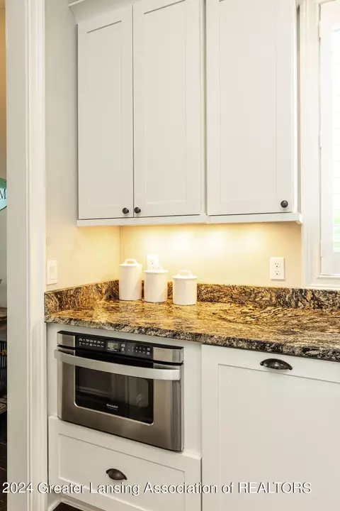 Kitchen - 11880 Murano Dr, Dewitt, MI 48820 photo 10 of 14
