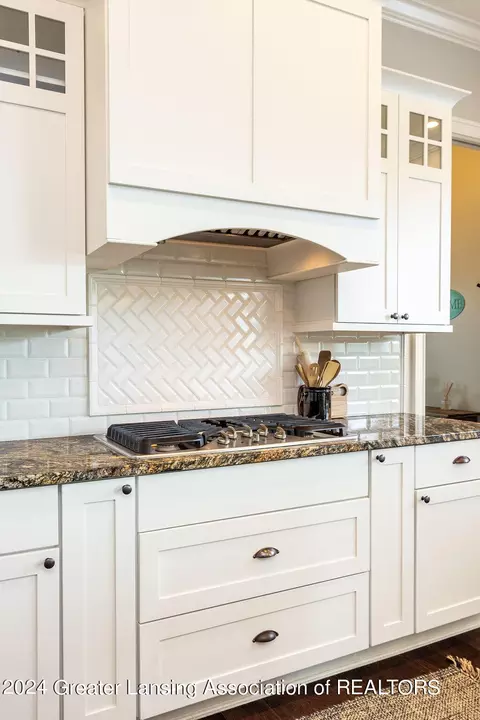 Kitchen - 11880 Murano Dr, Dewitt, MI 48820 photo 7 of 14