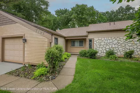 7107 Medallion Dr, Lansing, MI 48917