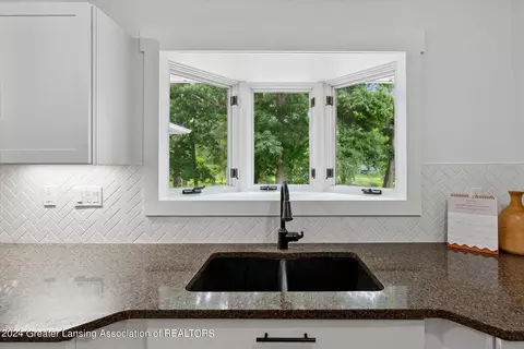 Kitchen - 9948 Riverside Dr, Eagle, MI 48822 photo 3 of 4