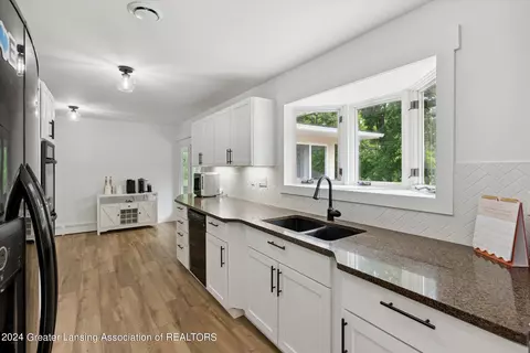 Kitchen - 9948 Riverside Dr, Eagle, MI 48822 photo 1 of 4