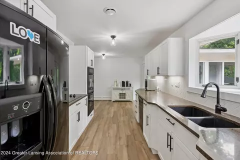 Kitchen - 9948 Riverside Dr, Eagle, MI 48822 photo 2 of 4
