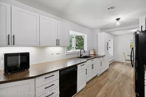 Kitchen - 9948 Riverside Dr, Eagle, MI 48822 photo 4 of 4