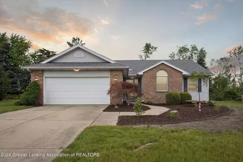 11880 Woodspointe Dr, Grand Ledge, MI 48837