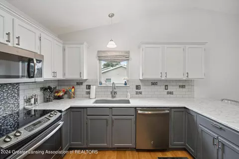 Kitchen - 9147 Coleman Rd, Haslett, MI 48840 photo 2 of 6