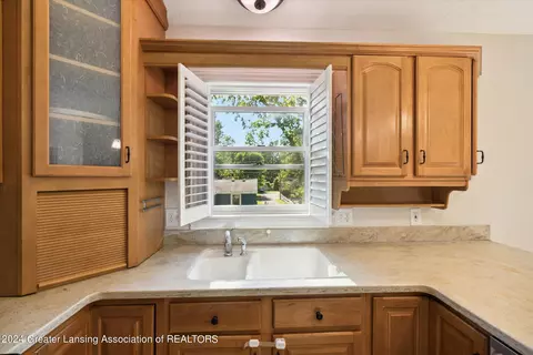 Kitchen - 5975 Harvey St, Haslett, MI 48840 photo 4 of 5