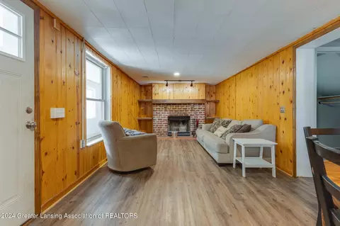 Living - 11316 S Us Highway 27, Dewitt, MI 48820 photo 1 of 2