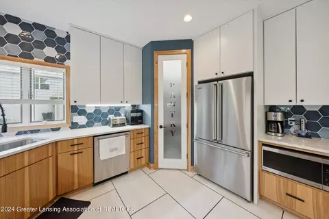 Kitchen - 3400 Hidden Ridge Dr, Dewitt, MI 48820 photo 6 of 8