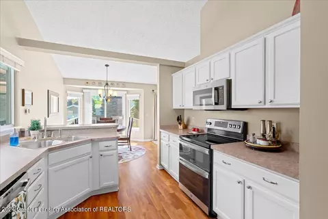 Kitchen - 14849 Hardtke Dr, Lansing, MI 48906 photo 2 of 3