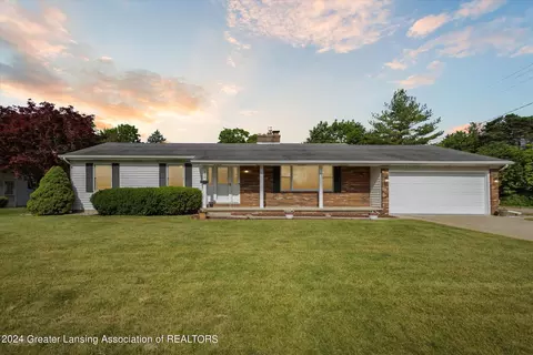 808 Ledge Moor Blvd, Grand Ledge, MI 48837
