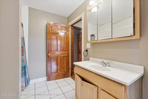 Bath - 12235 Ruppert Rd, Perry, MI 48872 photo 4 of 5