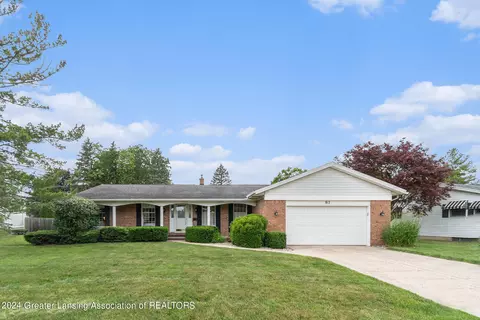 812 Ledge-moor Blvd, Grand Ledge, MI 48837