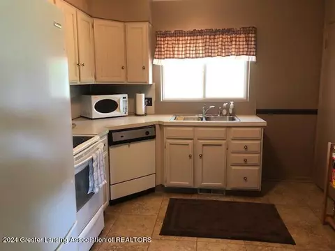Kitchen - 1425 Cloverleaf Rd, Lansing, MI 48906 photo 3 of 4