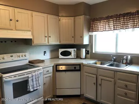 Kitchen - 1425 Cloverleaf Rd, Lansing, MI 48906 photo 2 of 4