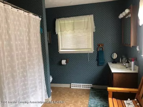Bath - 1425 Cloverleaf Rd, Lansing, MI 48906 photo 2 of 2