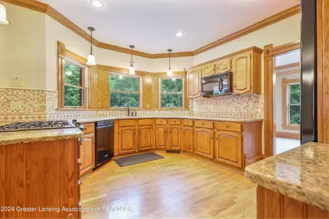 Kitchen - 13187 S Lowell Rd, Dewitt, MI 48820 photo 2 of 5