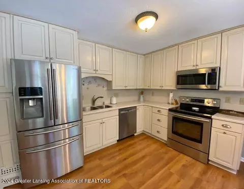 7646 Jon Scott Dr, Grand Ledge, MI 48837 photo 2