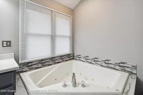Bath - 522 Looking Glass Glen Dr, Dewitt, MI 48820 photo 4 of 7