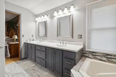 Bath - 522 Looking Glass Glen Dr, Dewitt, MI 48820 photo 3 of 7
