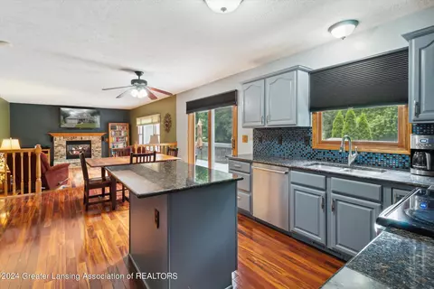 Kitchen - 522 Looking Glass Glen Dr, Dewitt, MI 48820 photo 3 of 5