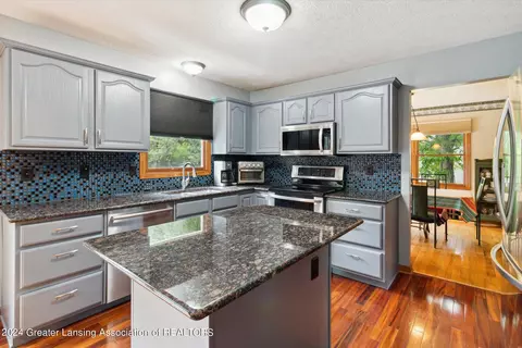 Kitchen - 522 Looking Glass Glen Dr, Dewitt, MI 48820 photo 4 of 5