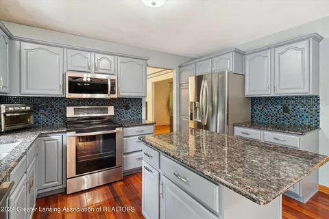 Kitchen - 522 Looking Glass Glen Dr, Dewitt, MI 48820 photo 5 of 5