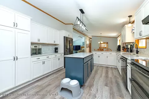Kitchen - 12400 Upton Rd, Bath, MI 48808 photo 2 of 3